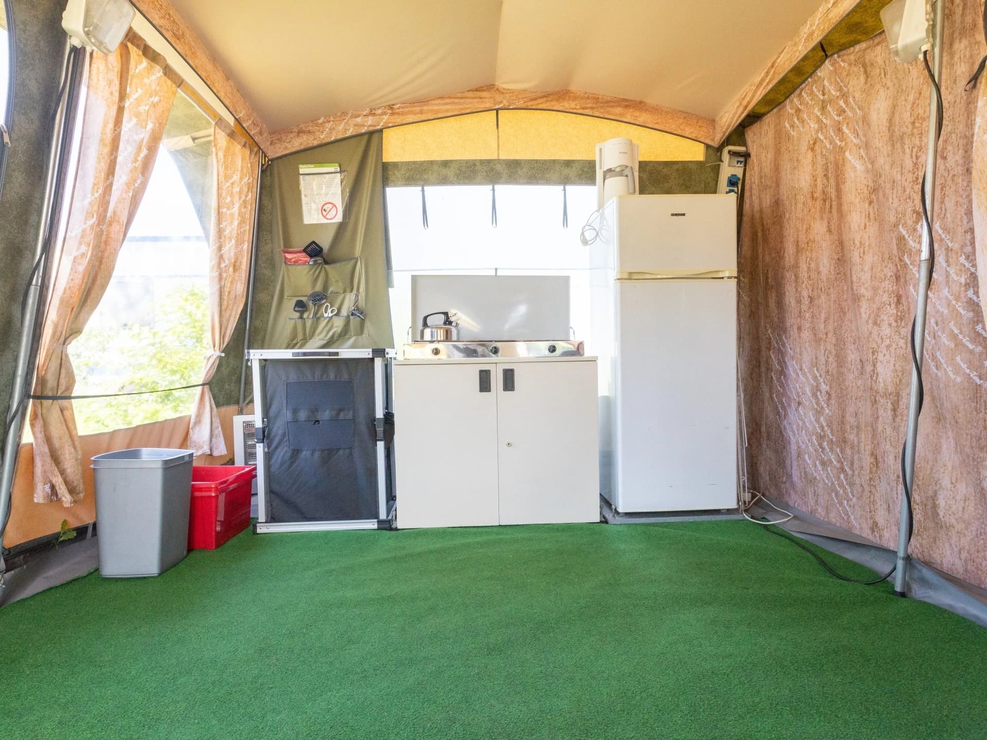 Kookhoek met gaspit, frigo en keukengerief